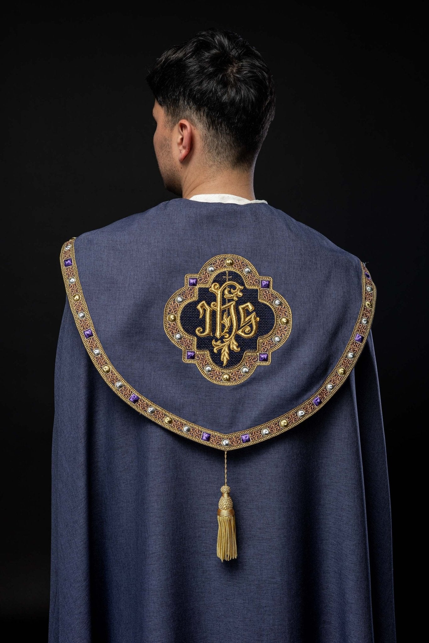 Una pianeta liturgica viola con il monogramma dorato IHS S - 3067 - 03 - 70 150cm - PERILPRETE.IT