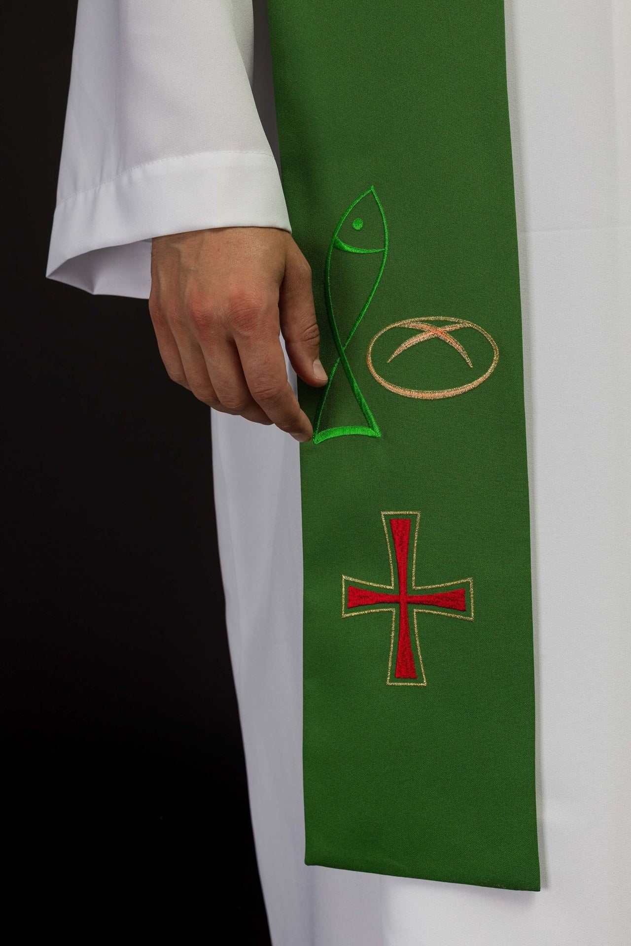 Zielona stuła kapłańska haftowana z motywem Ryba Chleb Krzyż