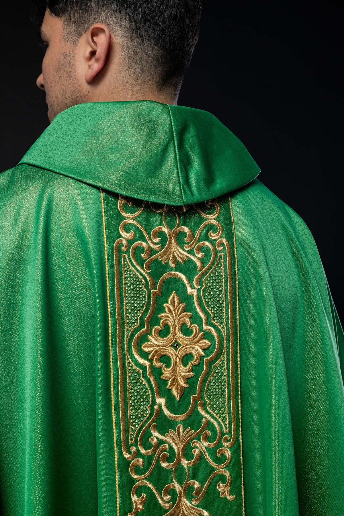 Zielony ornat bogato haftowany połyskujący