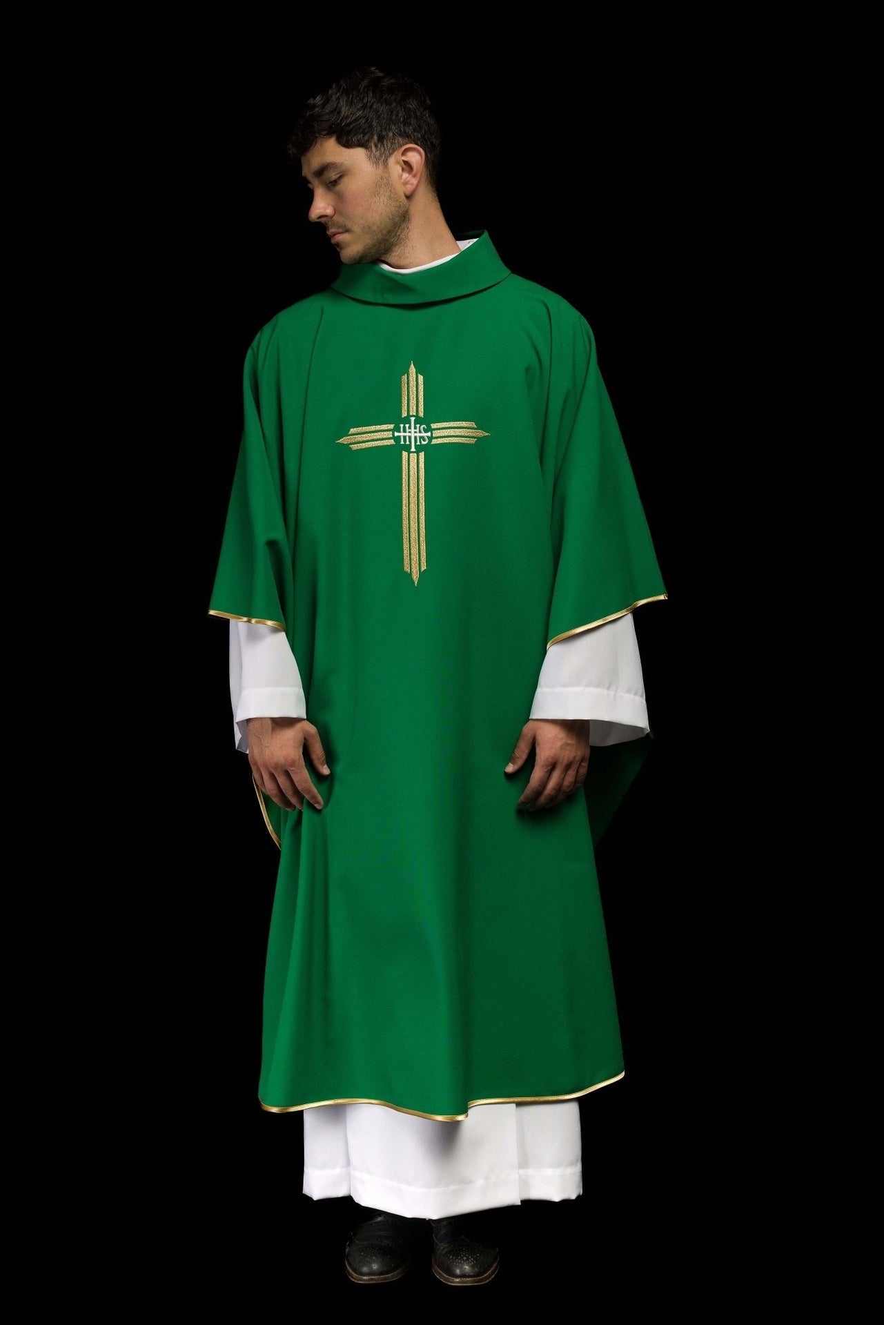 Zielony ornat haftowany z Krzyżem IHS