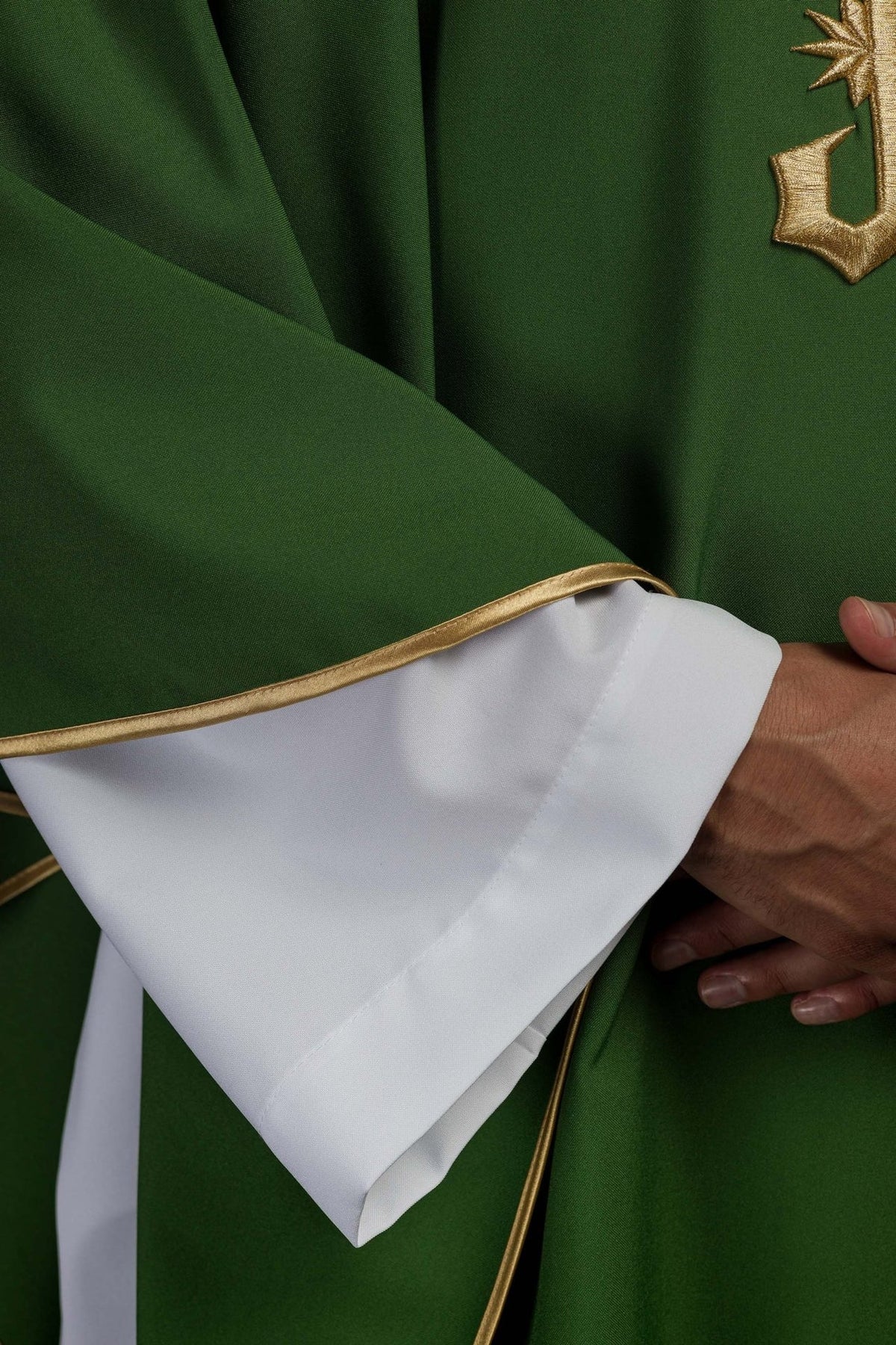 Zielony ornat haftowany z złotym motywem IHS