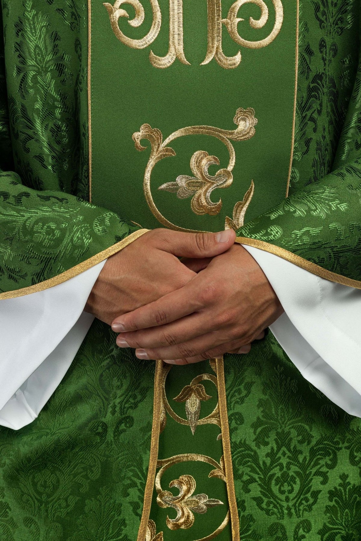 Zielony Ornat liturgiczny z bogato zdobionym pasem IHS