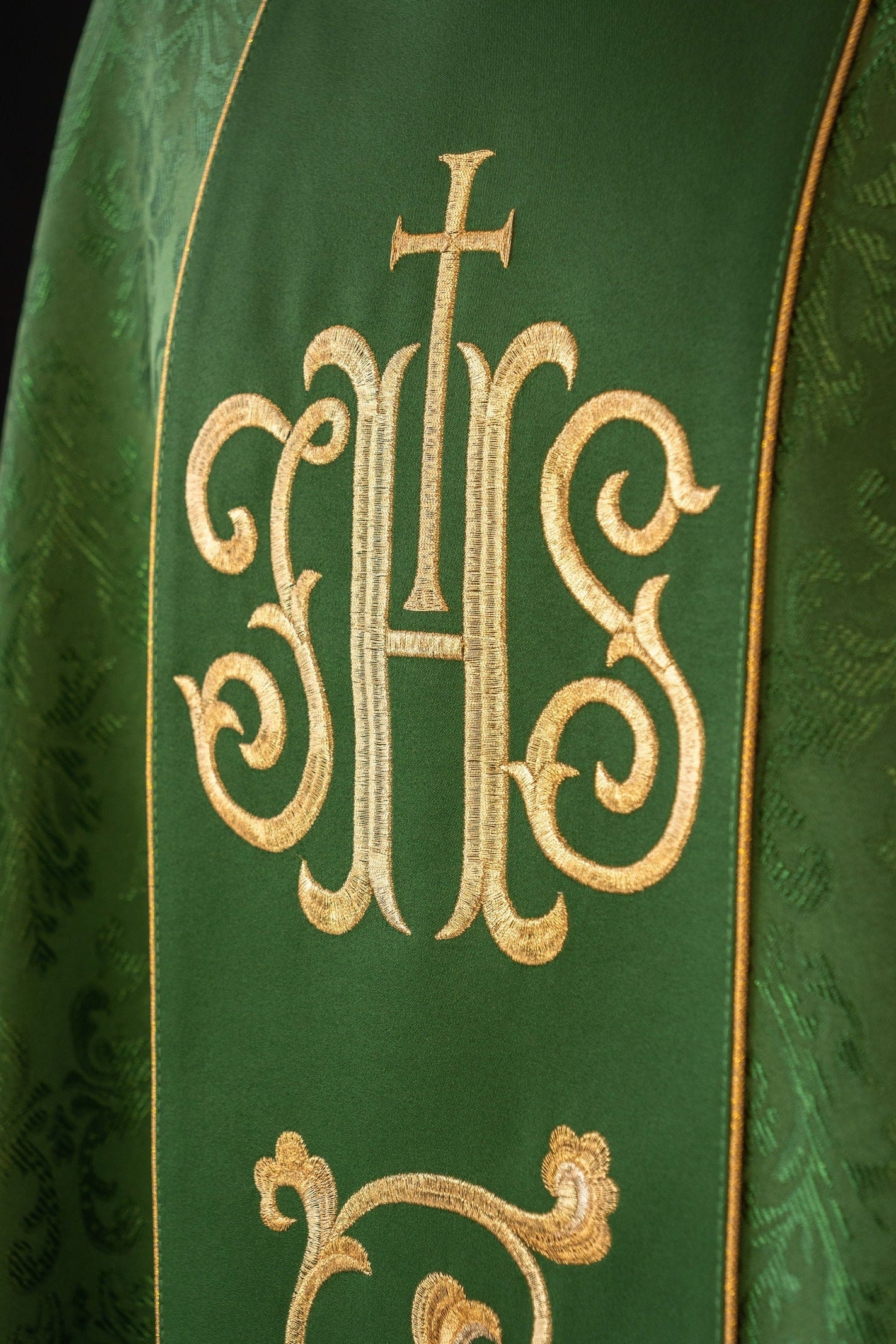 Casula liturgica verde con stolone e ricamo IHS riccamente decorata