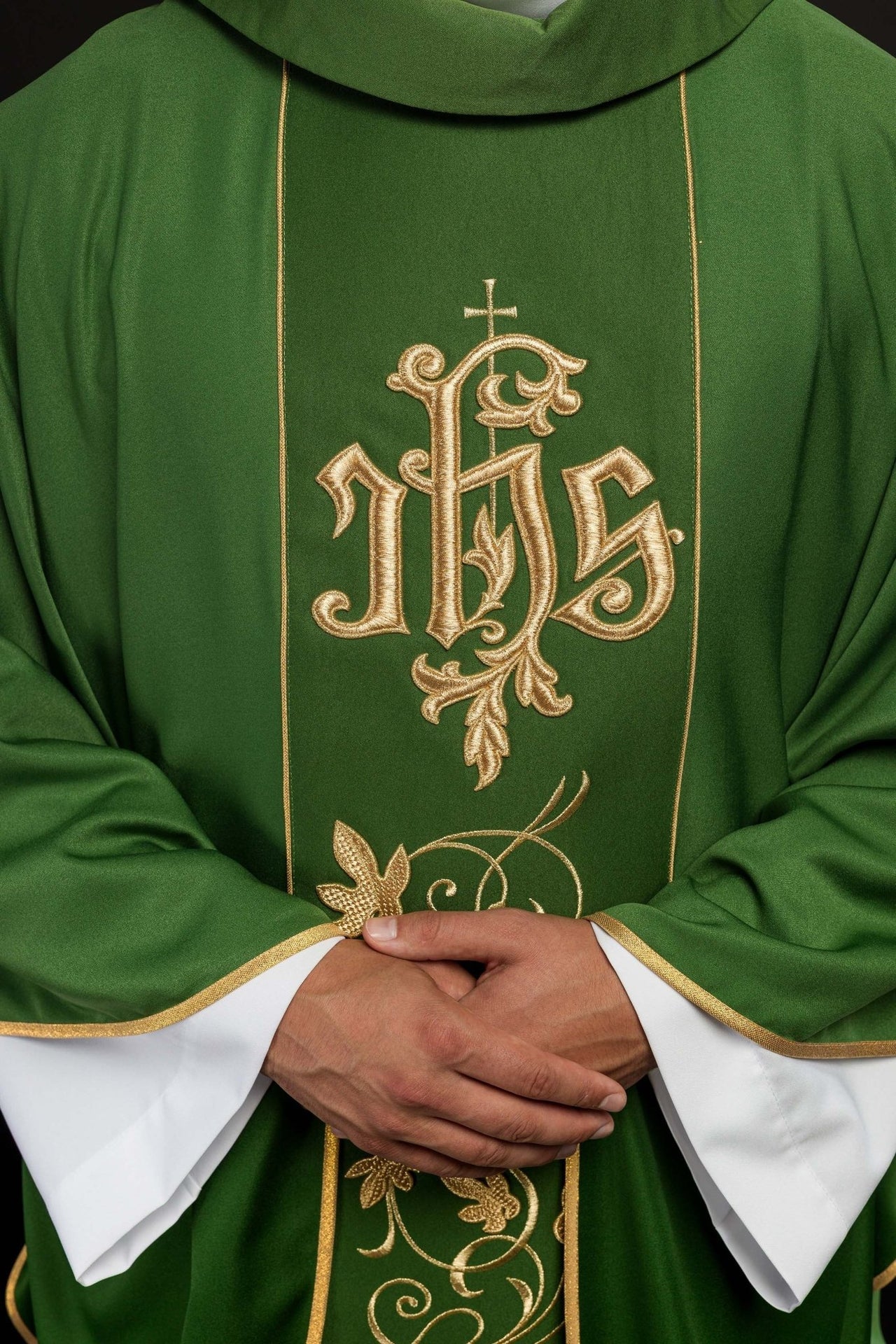 Zielony ornat liturgiczny z bogato zdobionym pasem motywem florystycznym i IHS
