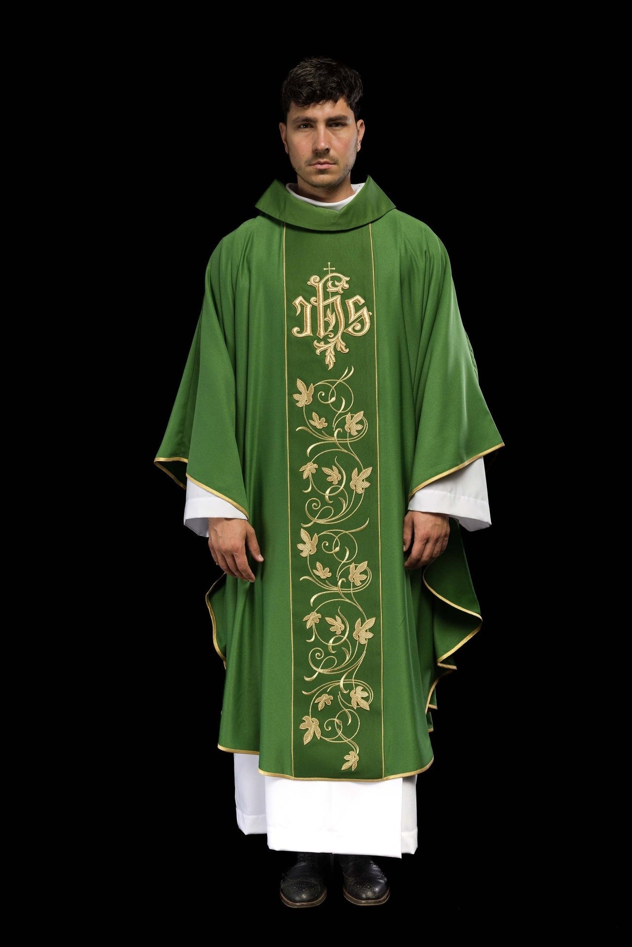 Zielony ornat liturgiczny z bogato zdobionym pasem motywem florystycznym i IHS