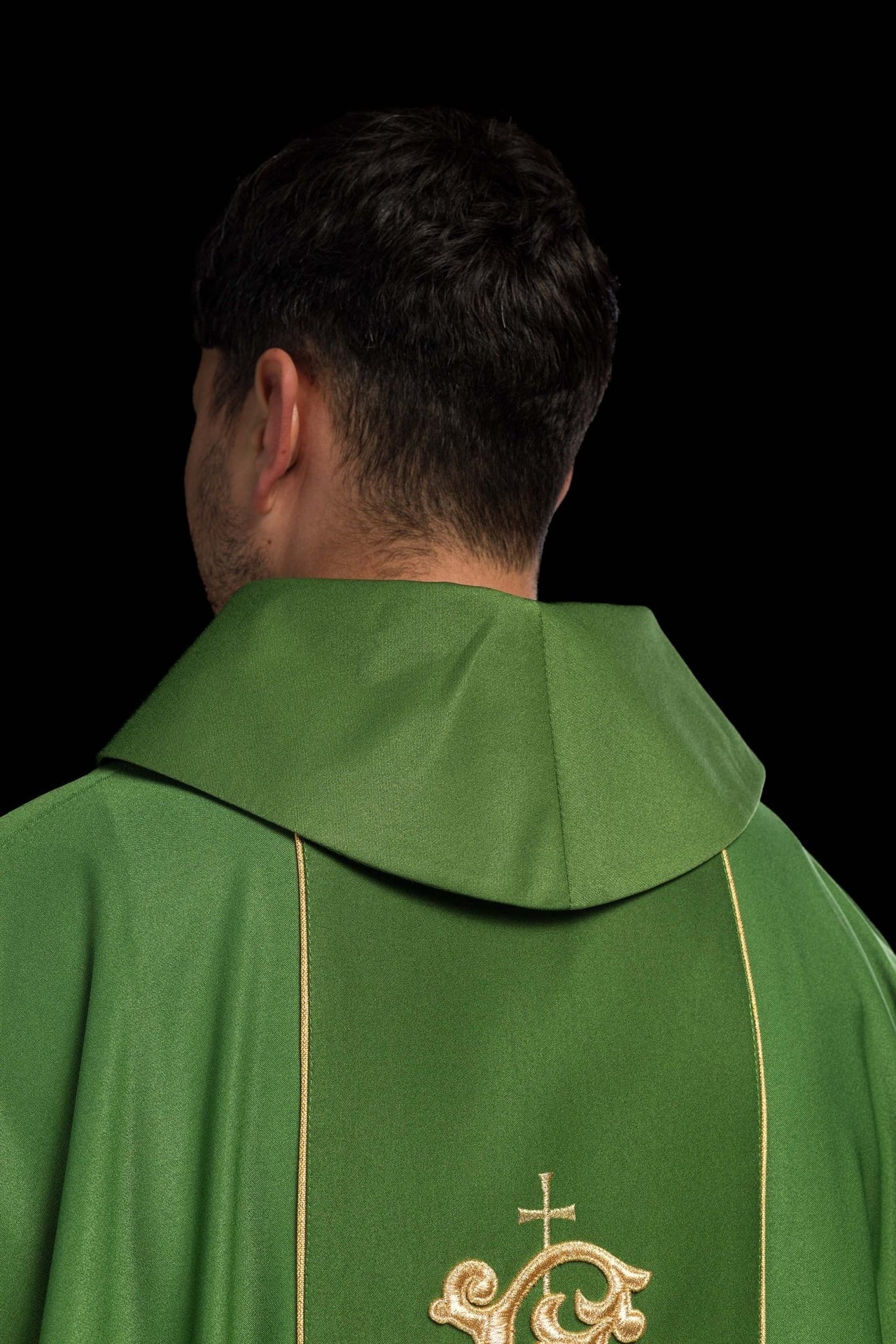 Zielony ornat liturgiczny z bogato zdobionym pasem motywem florystycznym i IHS