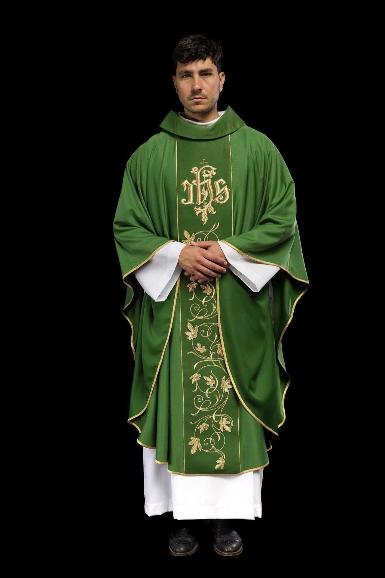 Zielony ornat liturgiczny z bogato zdobionym pasem motywem florystycznym i IHS