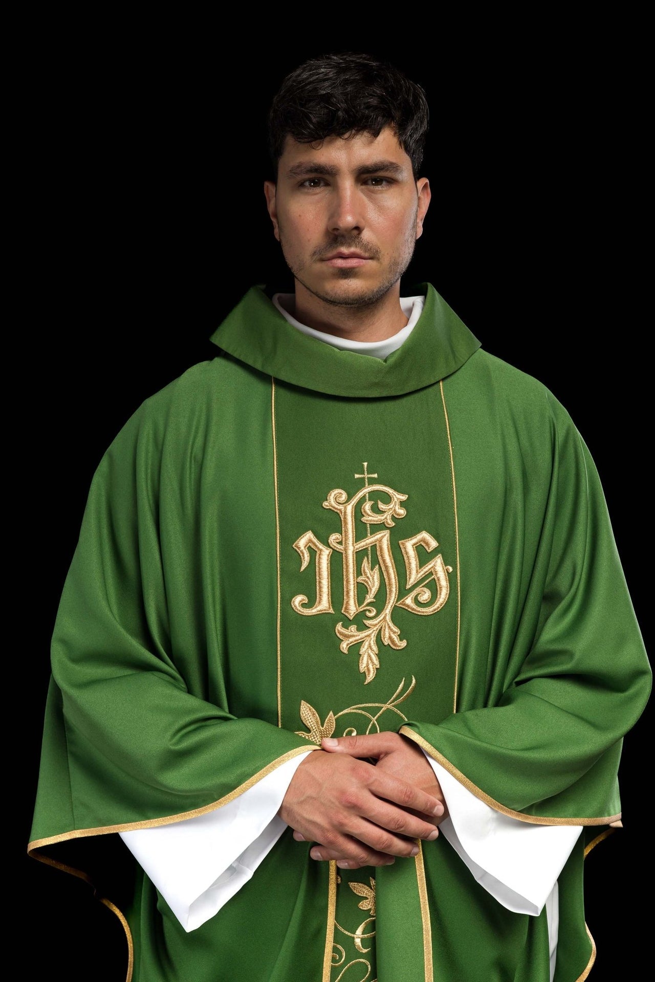 Zielony ornat liturgiczny z bogato zdobionym pasem motywem florystycznym i IHS