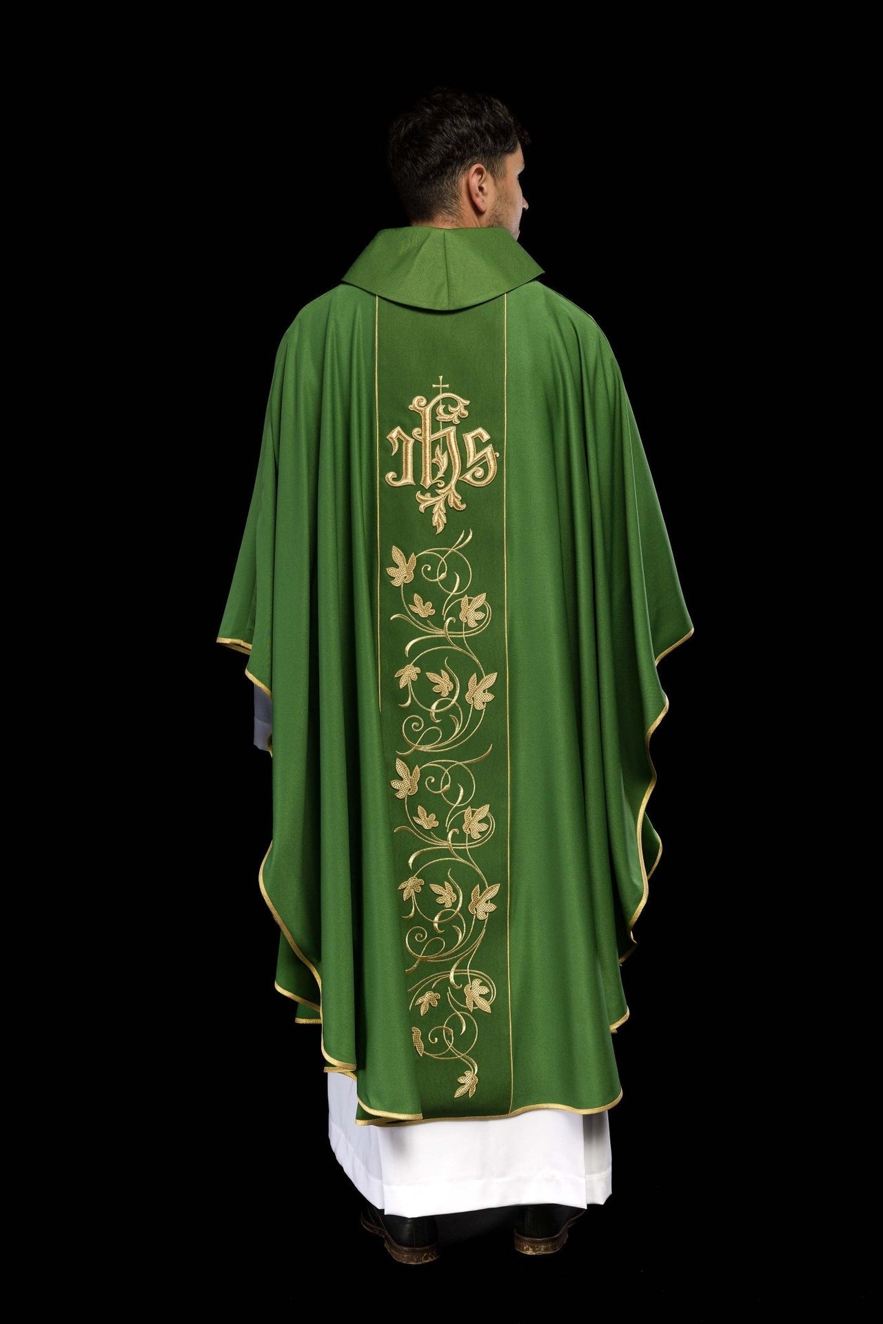 Zielony ornat liturgiczny z bogato zdobionym pasem motywem florystycznym i IHS