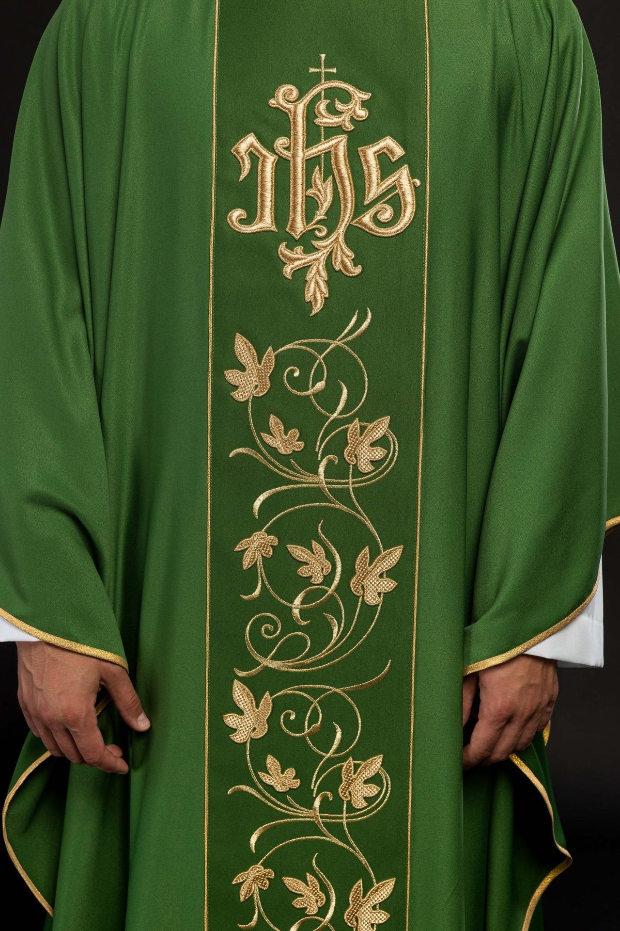 Zielony ornat liturgiczny z bogato zdobionym pasem motywem florystycznym i IHS
