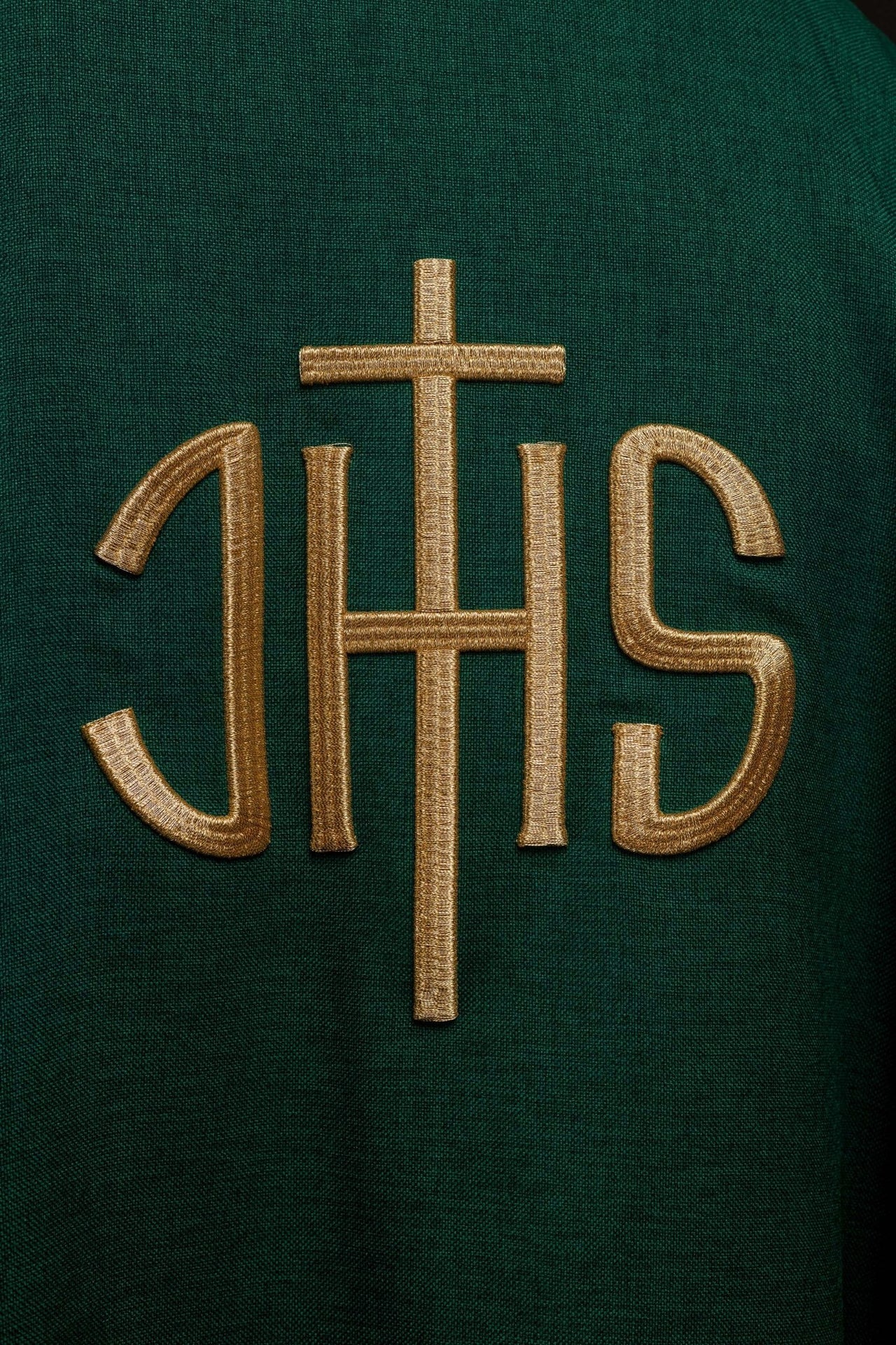 Zielony ornat liturgiczny z złotym haftem IHS