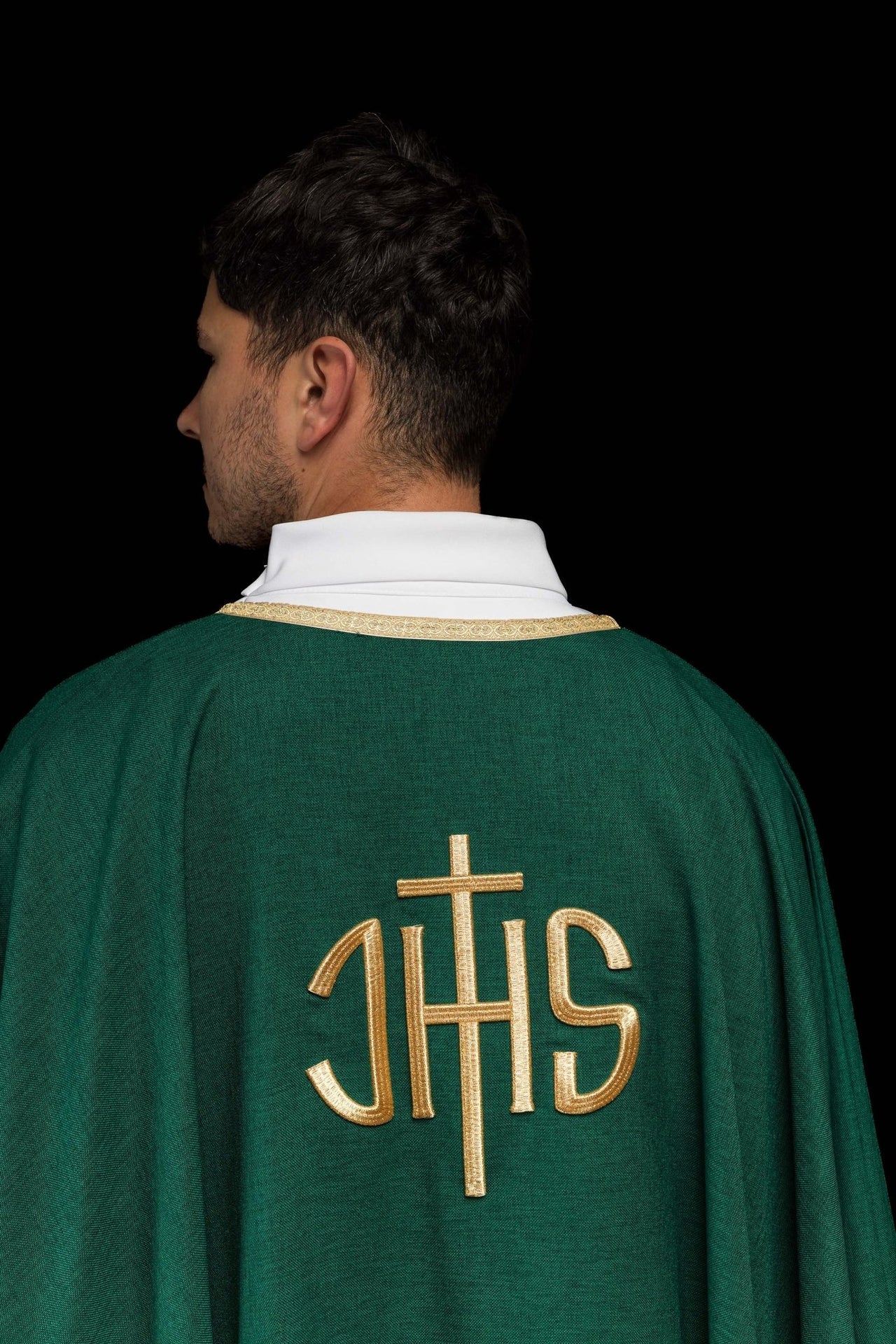 Zielony ornat liturgiczny z złotym haftem IHS