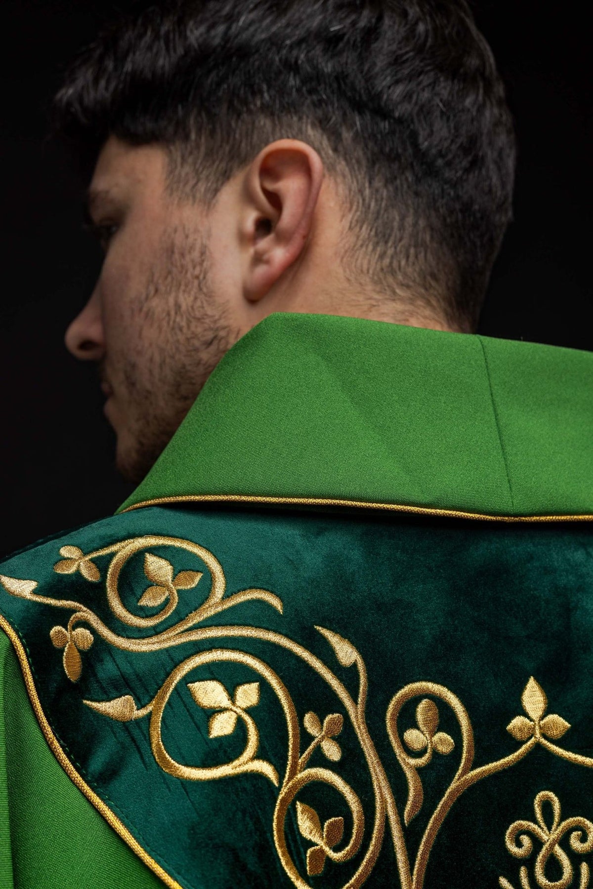 Zielony ornat liturgiczny zdobiony haftem na aksamicie