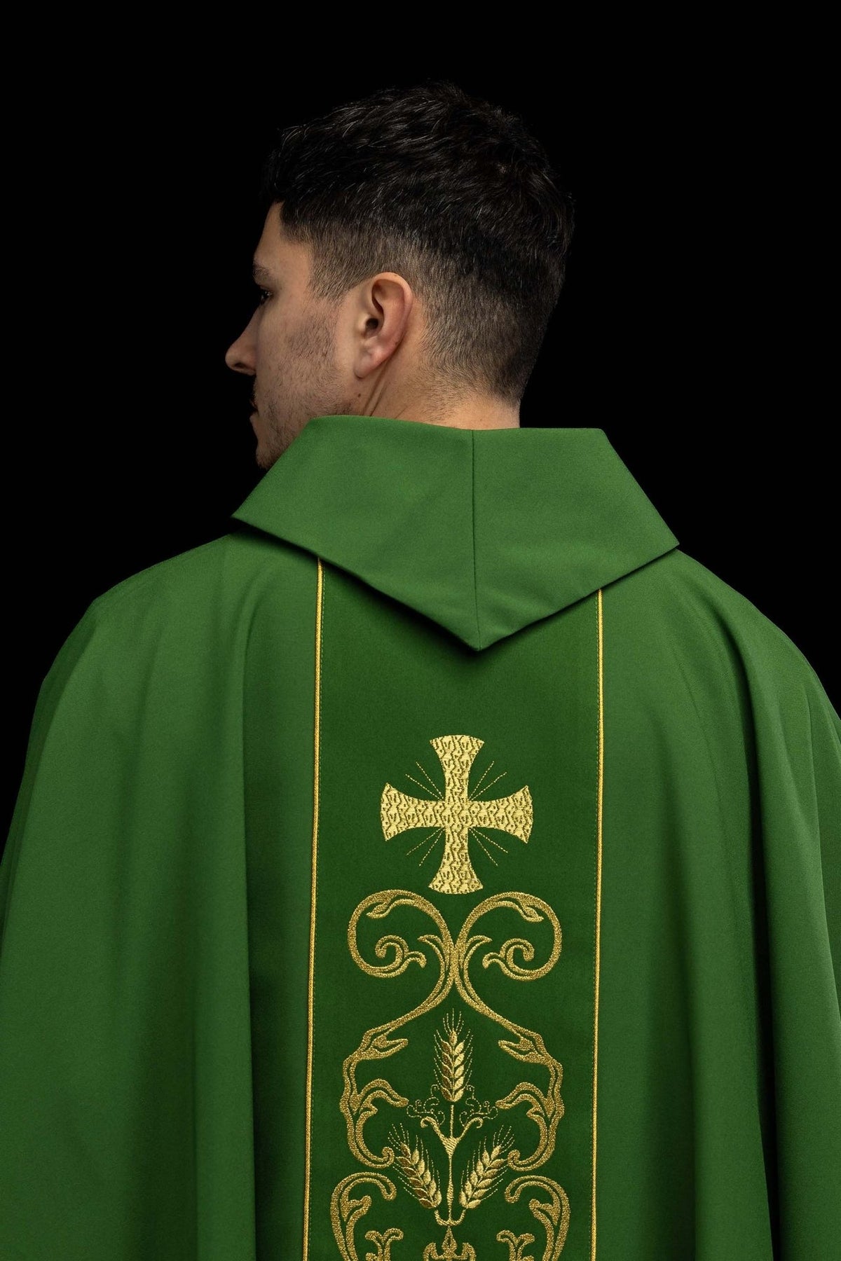 Zielony ornat liturgiczny zdobiony haftowanym pasem