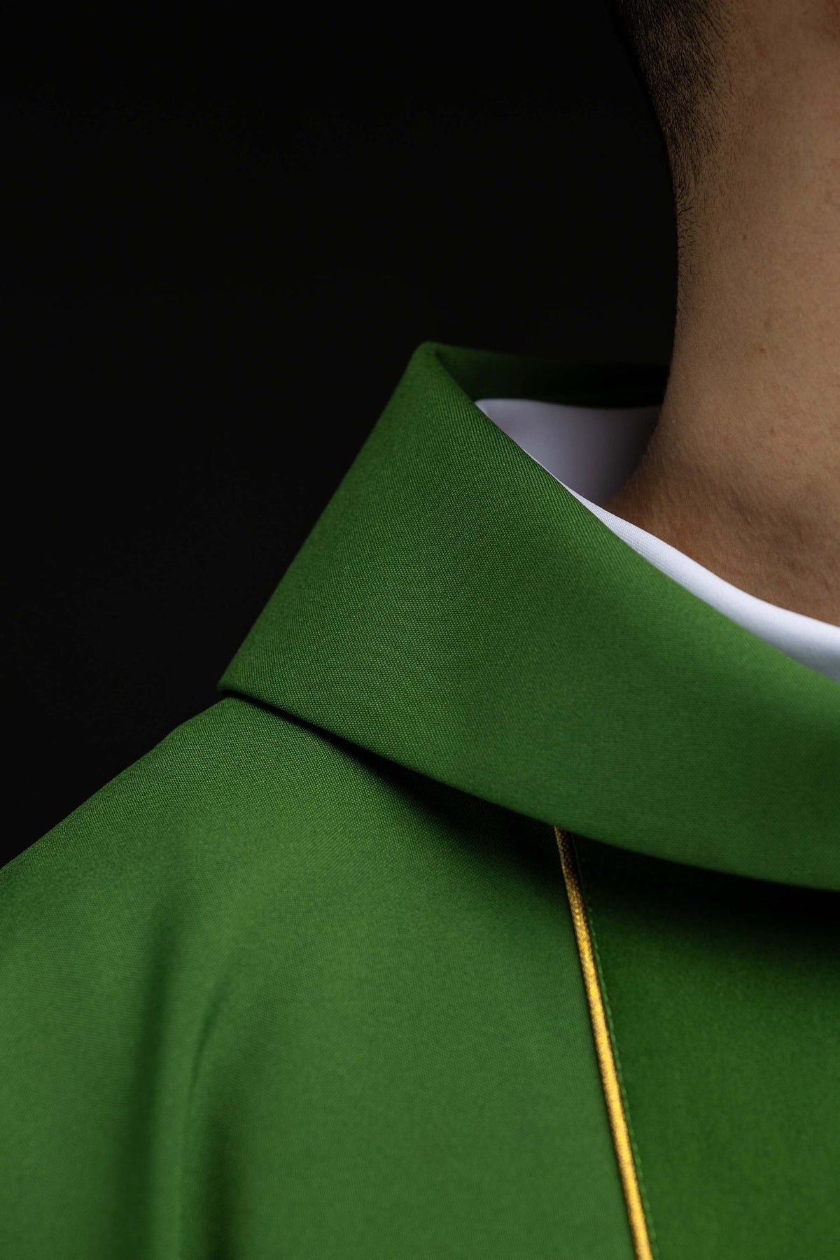 Zielony ornat liturgiczny zdobiony haftowanym pasem