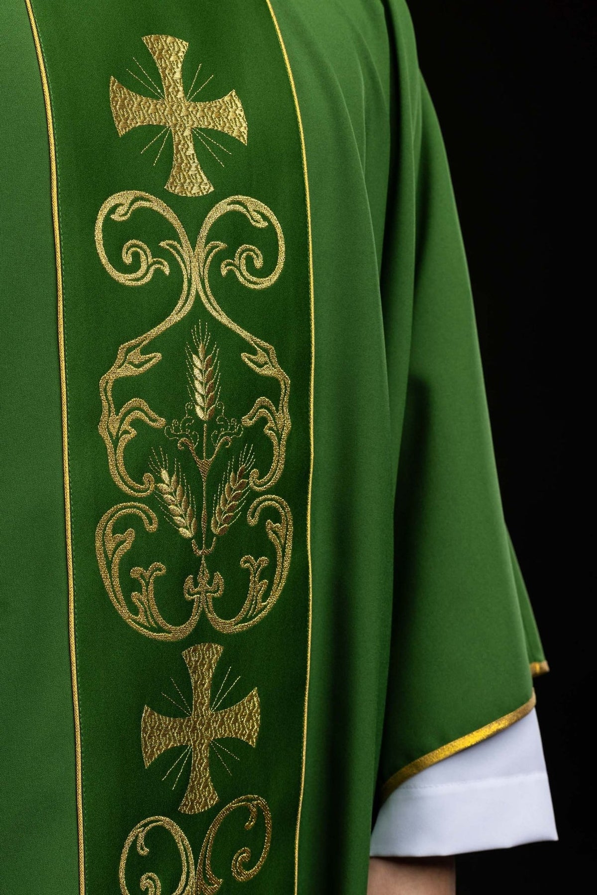 Zielony ornat liturgiczny zdobiony haftowanym pasem