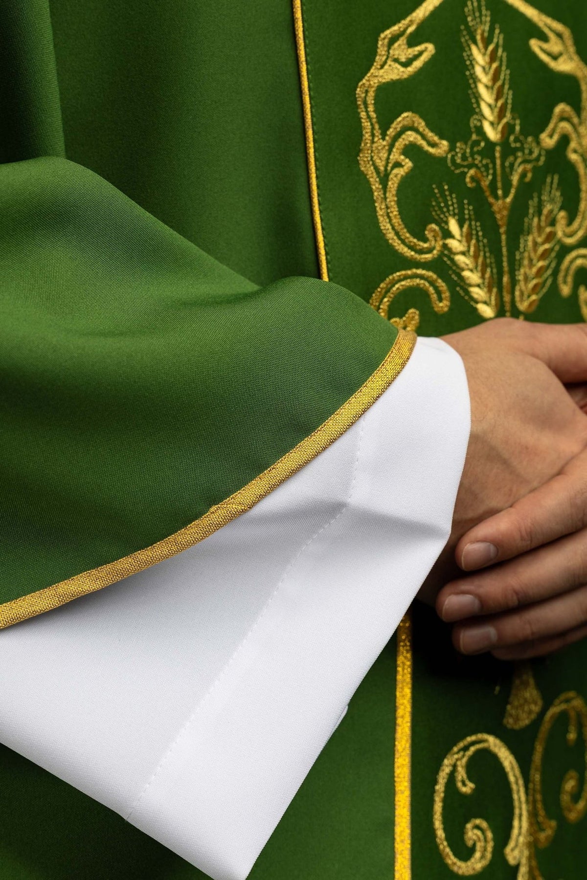 Zielony ornat liturgiczny zdobiony haftowanym pasem