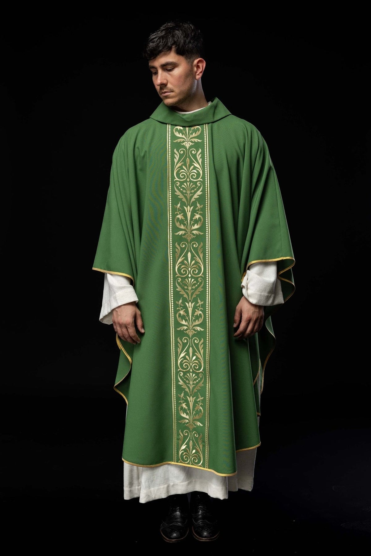Zielony ornat liturgiczny zdobiony złotym pasem haftowanym