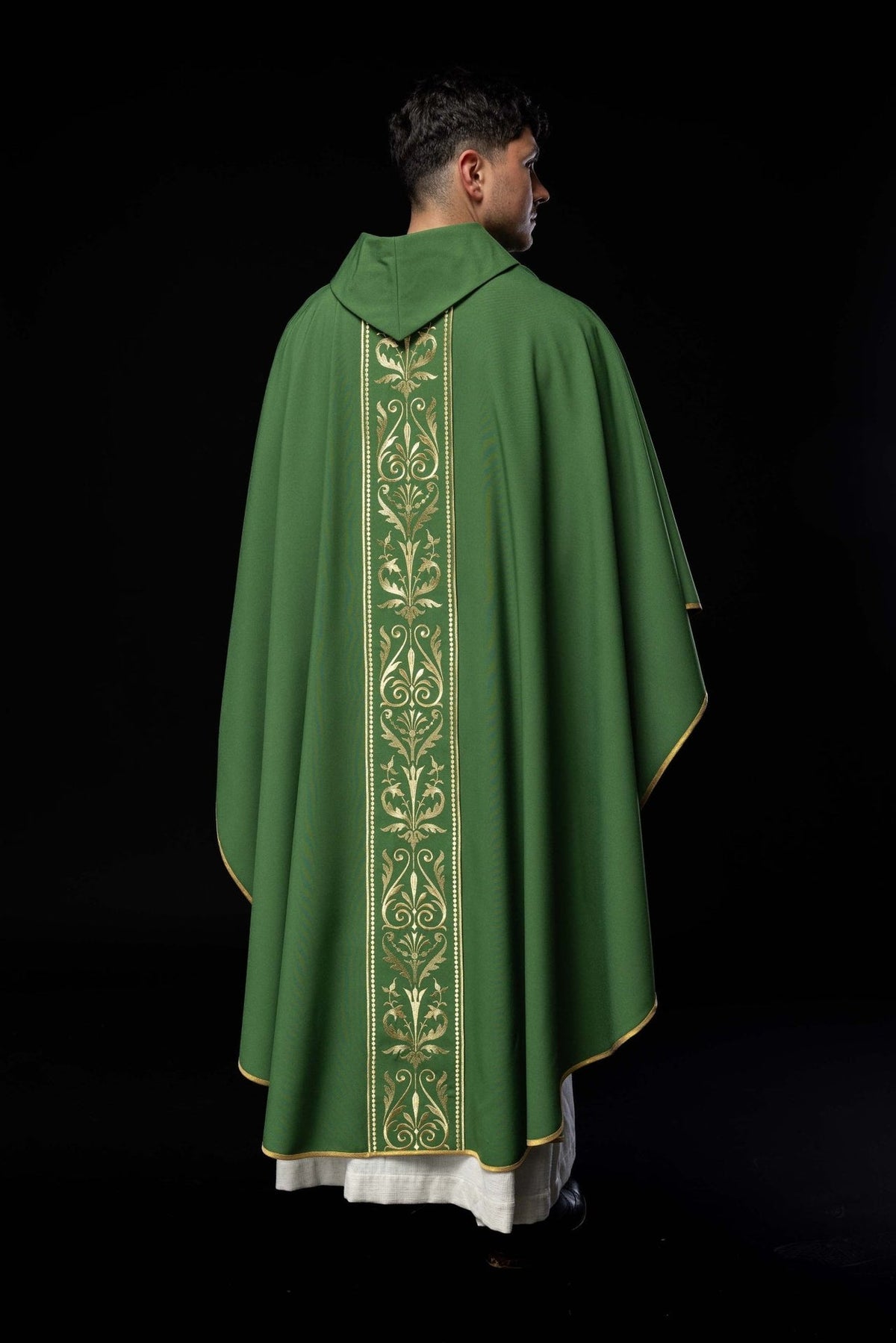 Zielony ornat liturgiczny zdobiony złotym pasem haftowanym