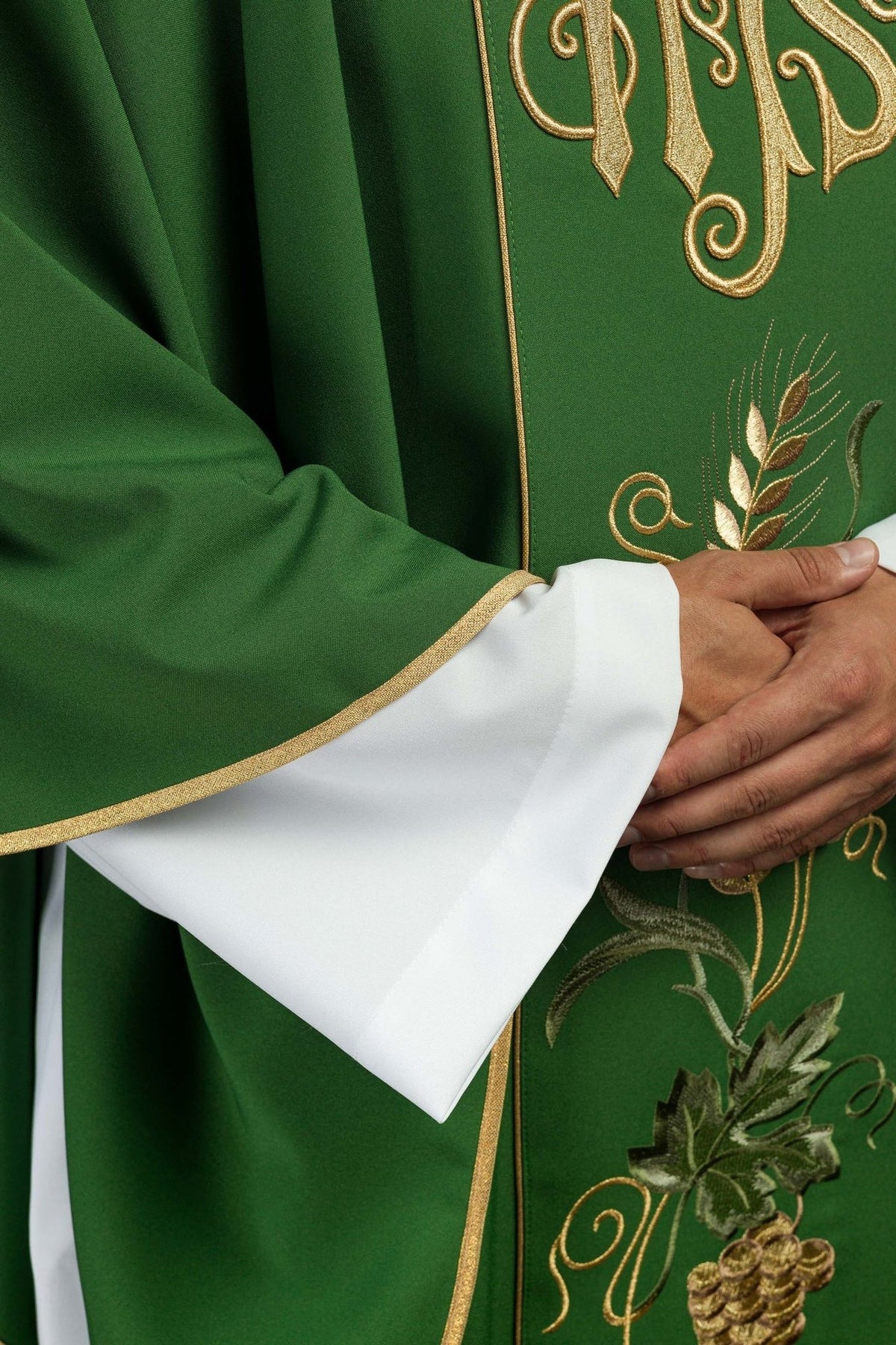 Zielony ornat na pasie z haftem IHS, kłosy i winogrona