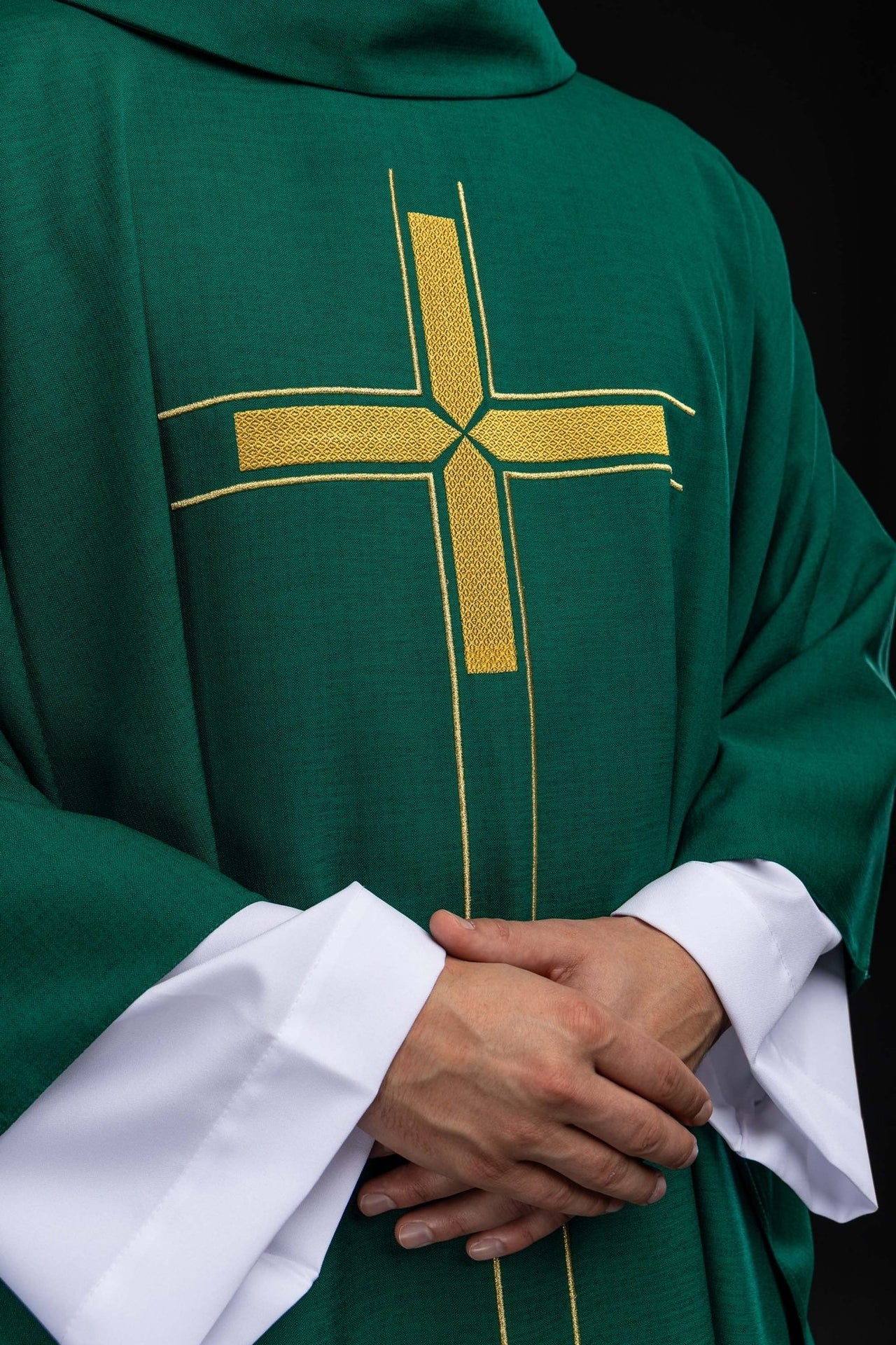 Zielony ornat z haftowanym motywem krzyża