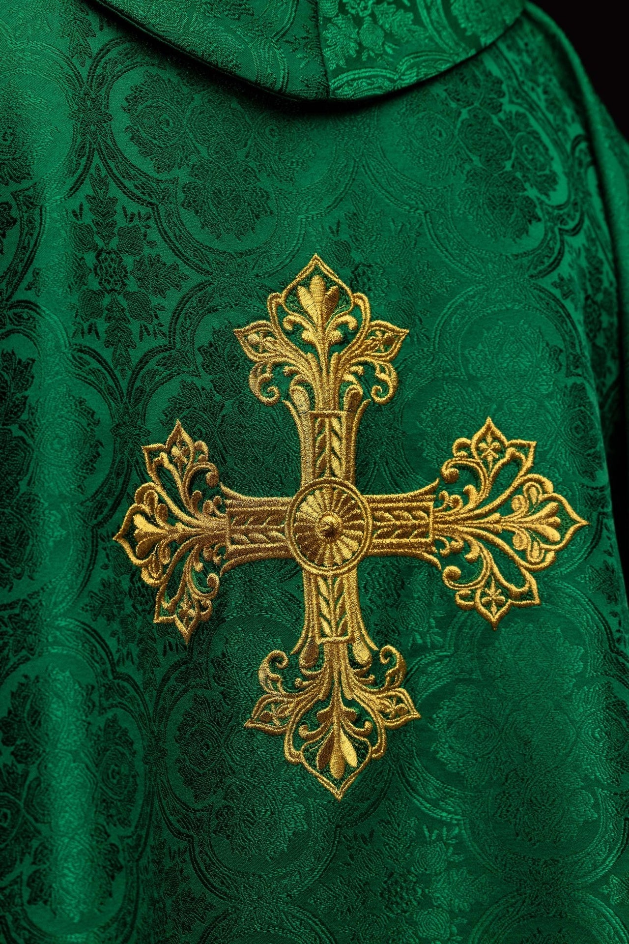 Zielony ornat z krzyżem tkanina żakardowa