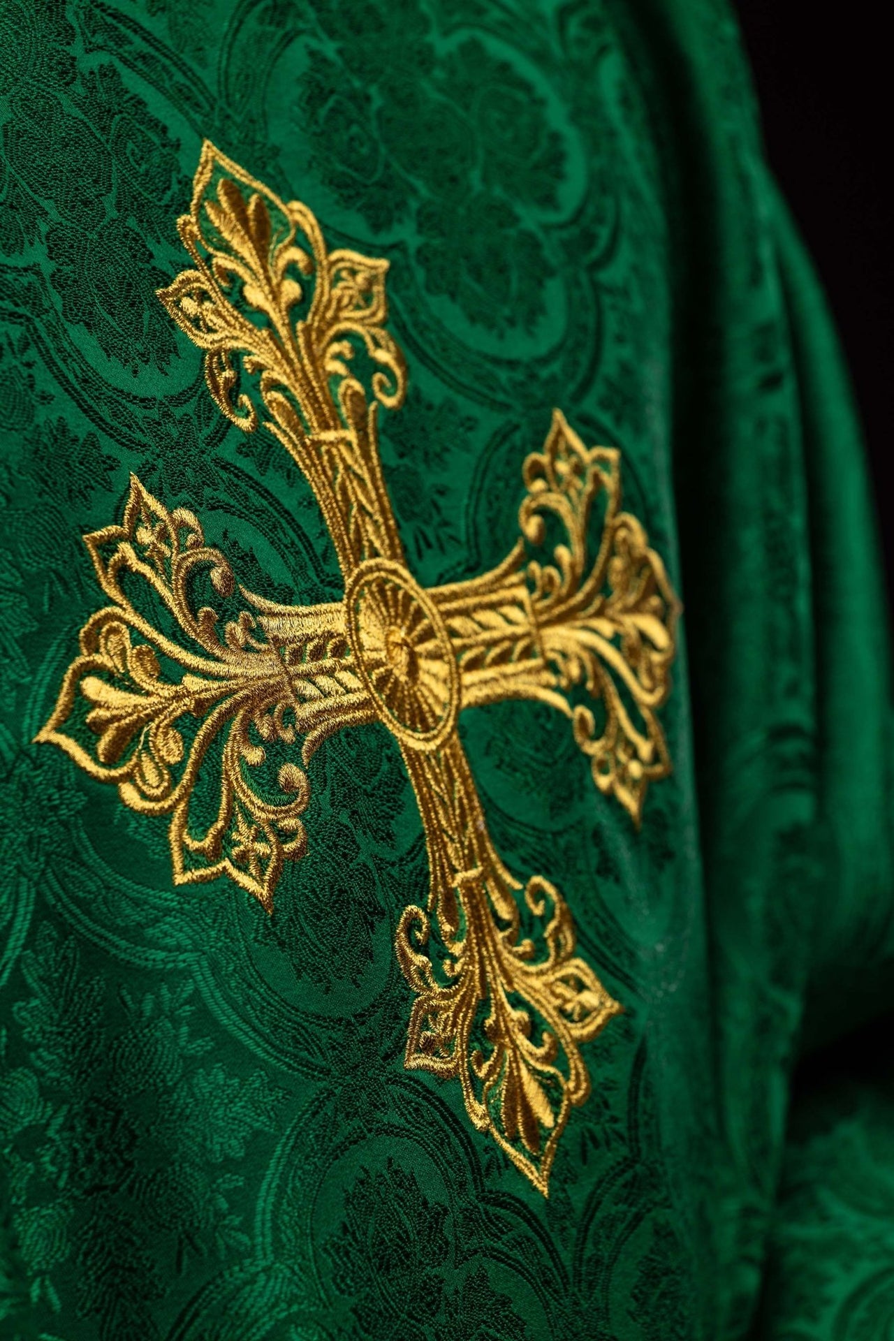 Zielony ornat z krzyżem tkanina żakardowa