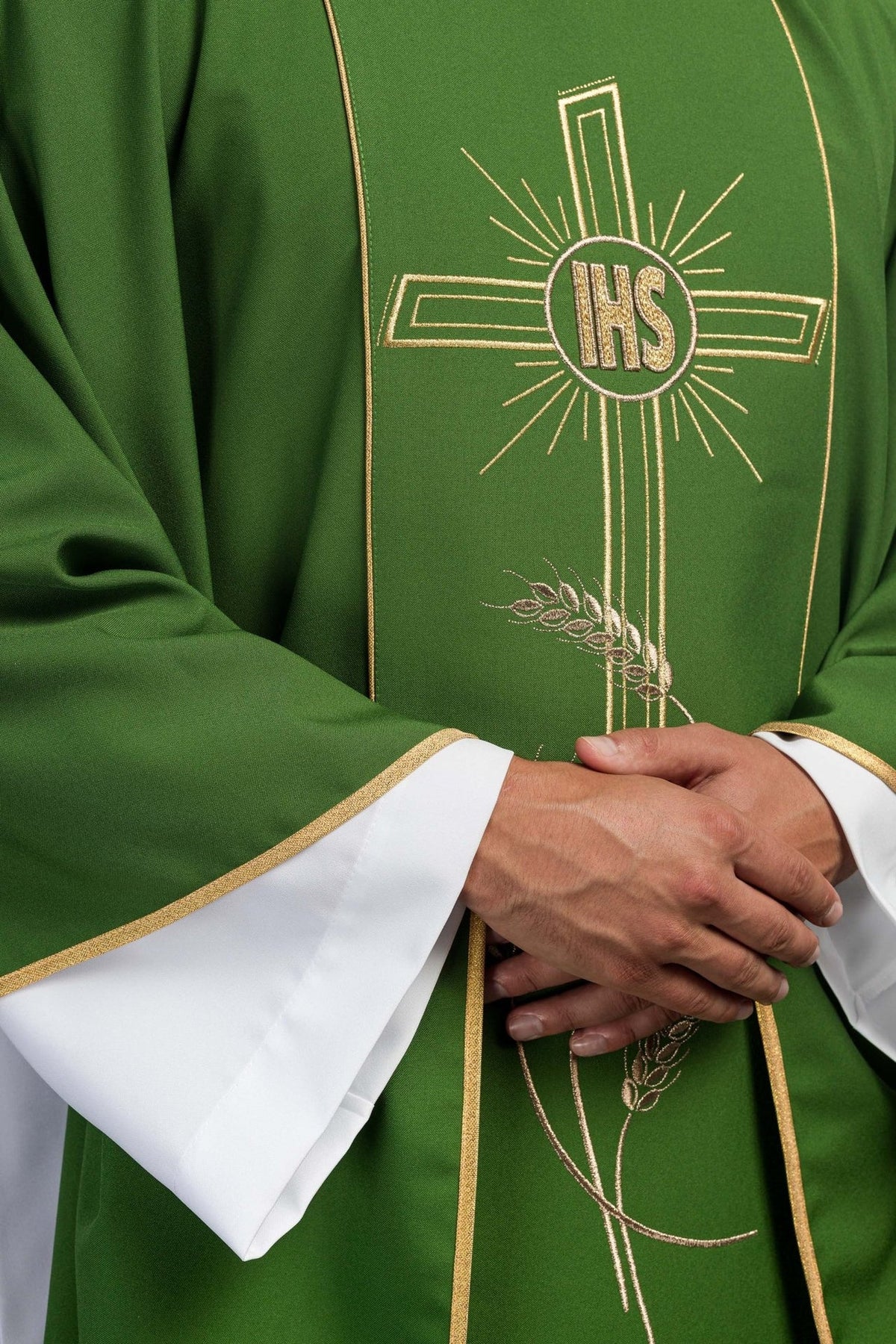 Zielony ornat z szerokim haftowanym złotym pasem Krzyż IHS